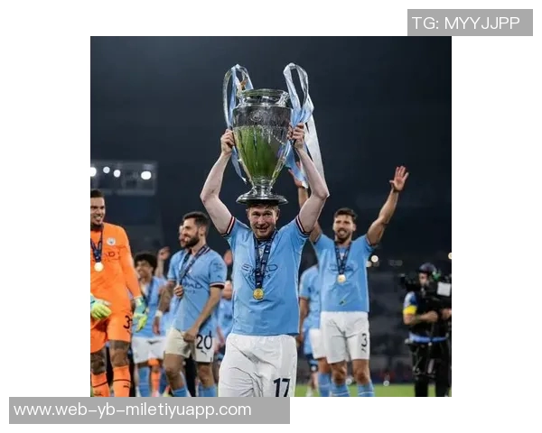 帕尔默荣获PFA年度最佳球员奖杯照片曝光引发热议 帕尔默荣获PFA年度最佳球员奖杯照片曝光引发热议