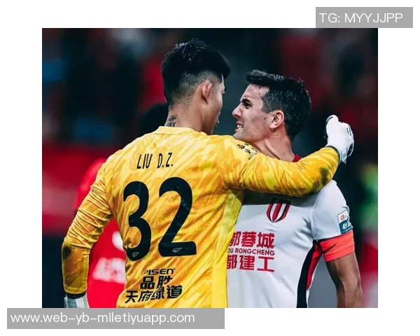 刘殿座与王大雷亲密见面,两位球员的孩子们一起享受网球乐趣